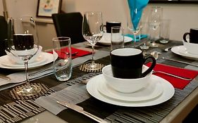 Aqua Dreams - Serviced Luxury Modern Belfast City Centre 2 Bed Apartment